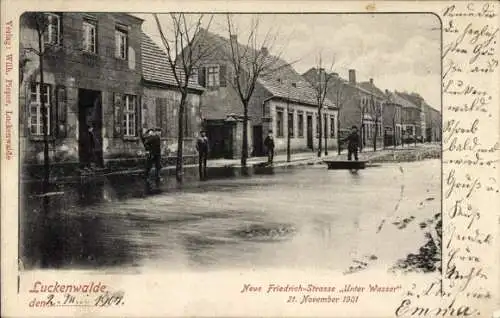 Ak Luckenwalde in Brandenburg, Kaiser-Friedrich-Straße unter Wasser, Häuser, Bäume