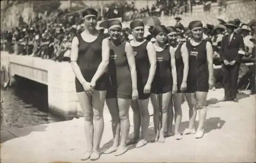 Foto Ak Camden London City, Frauen in schwarzen Badeanzügen, Bademode