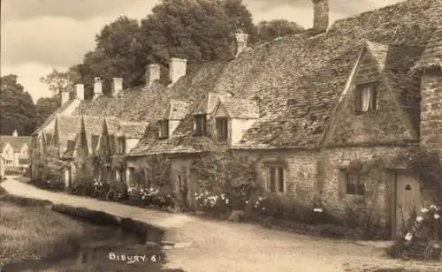 Ak Bibury Gloucestershire England, Straße, Wohnhäuser