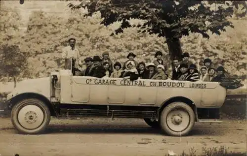 Foto Ak Stadtrundfahrt, Passagiere im Autobus, Grand Garage Central Ch. Boudou Lourdes