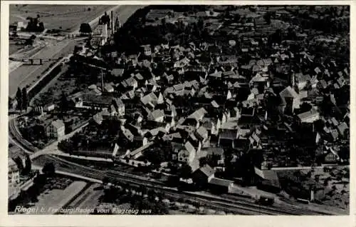 Ak Riegel am Kaiserstuhl Baden, Fliegeraufnahme, Stadtpanorama, Bahnstrecke