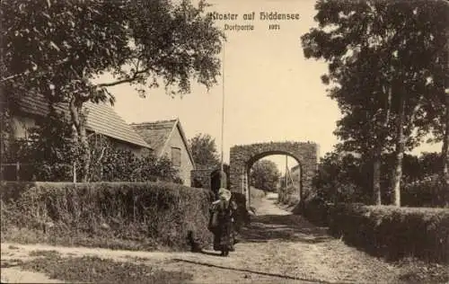 Ak Kloster Hiddensee Ostsee, Torbogen, Weg, Frau