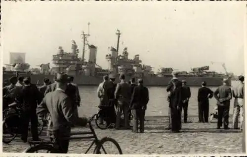 Foto Ak Hafenansicht, niederländisches Kriegsschiff