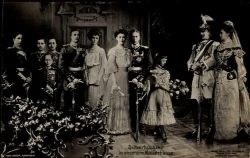 Ak Silberhochzeit Kaiser Wilhelm II, Kaiserin Auguste Viktoria, Kronprinzenpaar, Prinzen, Prinzessin