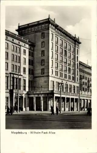 Ak Magdeburg in Sachsen Anhalt, Partie am Kaffee Stadt Prag, Wilhelm Pieck Allee