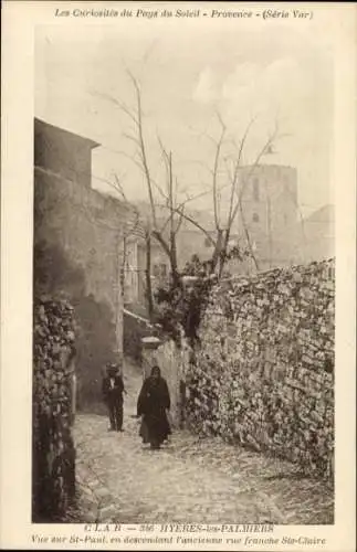 Ak Hyères les Palmiers Var, Vue sur St.-Paul, en descendant l'ancienne rue franche Ste-Claire