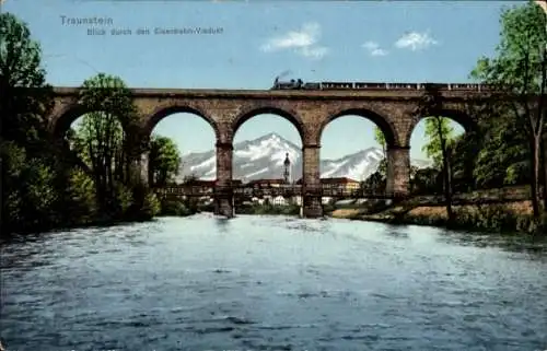 Ak Traunstein in Oberbayern, Blick durch den Eisenbahnviadukt, Eisenbahn