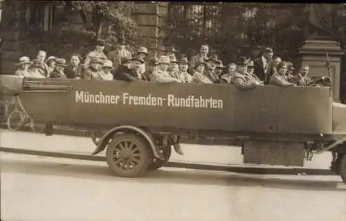 Foto Ak München Bayern, Fahrzeug Münchner Fremden-Rundfahrten, Passagiere