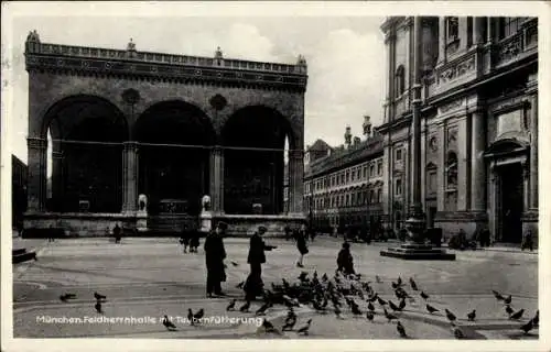 Ak München, Feldherrnhalle, Taubenfütterung