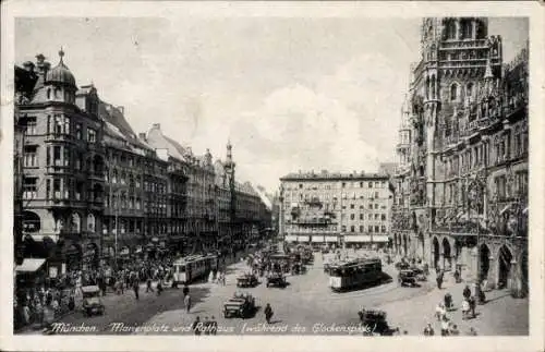 Ak München Bayern, Marienplatz mit Rathaus während des Glockenspiels, Straßenbahn