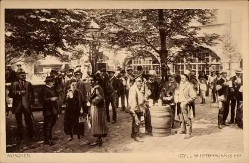 Ak München in Bayern, Idyll im Hofbräuhaus Hof, Besucher, Zylinder