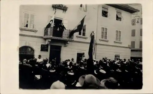 Foto Ak Val de Marne Frankreich, Politiker auf dem Balkon, Rede an die versammelte Menschen