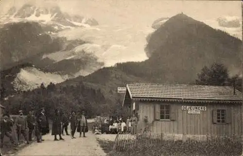 Ak Chamonix Mont Blanc Haute Savoie, Hütte, Wanderer