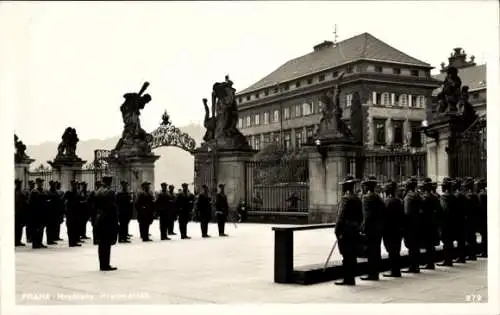 Ak Praha Prag Tschechien, Hradčany Hradschin, Soldaten in Formation