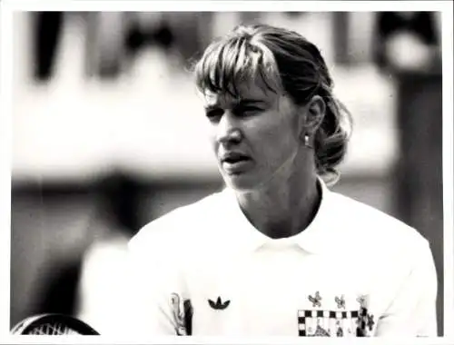 Foto Tennisspielerin Steffi Graf, Portraitaufnahme auf dem Spielfeld