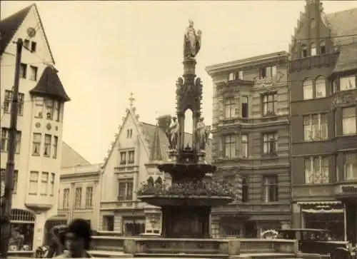 Foto Lübeck, Siegesbrunnen, Geschäftshäuser