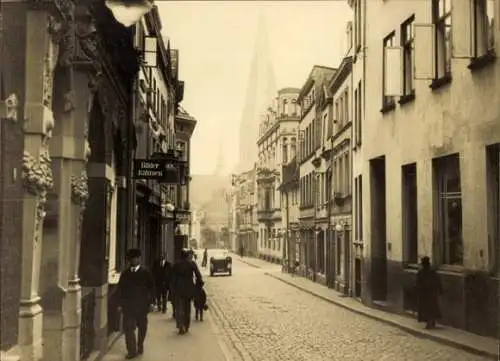 Foto Lübeck, Straßenpartie, Kirchturm, Geschäft