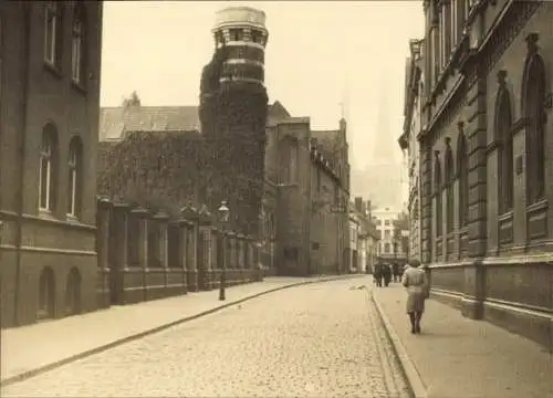 Foto Lübeck, Straßenpartie, Turm, Kirchtürme