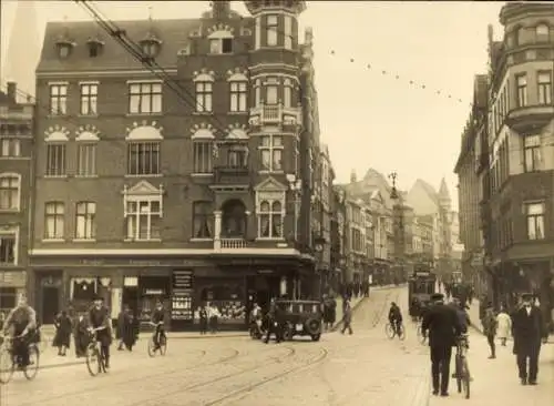 Foto Lübeck, Straßenkreuzung, Geschäftshaus, Straßenbahn, Radfahrer