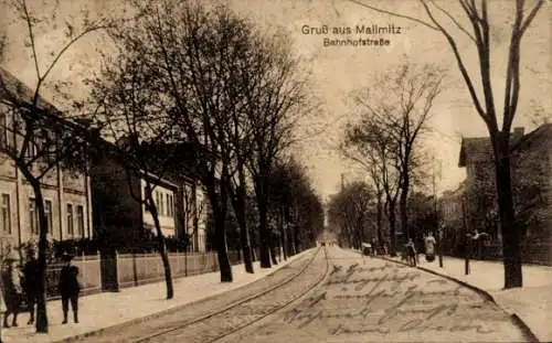 Ak Małomice Mallmitz Schlesien, Bahnhofstraße, Allee, Wohnhäuser, Passanten