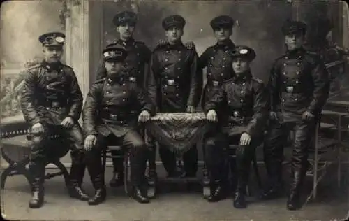 Foto Ak Männer in Uniformen, Piloten, Gruppenfoto