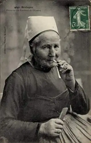 Ak Bretagne, Fumeuse des environs de Quimper, alte Frau in Tracht mit Pfeife