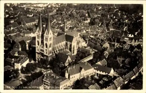 Ak Halberstadt in Sachsen Anhalt, Fliegeraufnahme vom Ort, Kirche