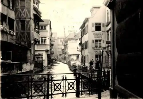 Foto Ak Freiburg im Breisgau, Häuser am Wasser, Brücke