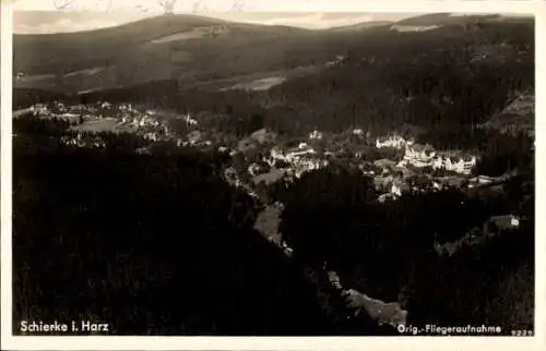 Ak Schierke Wernigerode, Blick auf den Ort und Brocken, Fliegeraufnahme