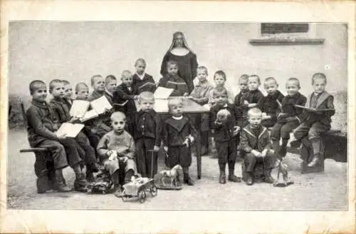 Ak Gruppenbild der Kinder, Nonne, Spielzeuge, Kinderfürsorge