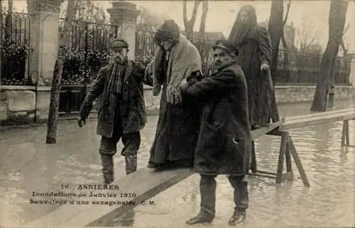 Ak Asnières sur Seine Hauts-de-Seine, Hochwasser im Januar 1910, Steg, alte Frauen