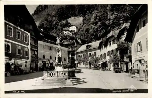 Ak Hallstatt im Salzkammergut Oberösterreich, Straßenpartie, Brunnen