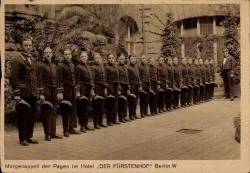 Ak Berlin Mitte, Hotel Fürstenhof, Morgenappell der Pagen