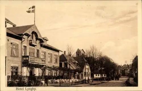 Ak Lyngby Dänemark, Jagtslottet Eremitagen, Hotel  dänische Flagge, Straßenszene mit Passanten...