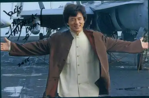 Foto Schauspieler Jackie Chan, Flugzeug, Autogramm