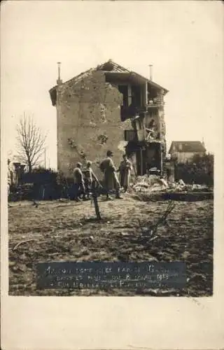 Foto Ak Basel Bâle Stadt Schweiz, Straßenszene mit drei Soldaten vor einem zerstörten Haus