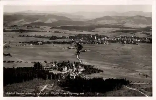 Ak Neutrauchburg Isny im Allgäu, Schloss Neutrauchburg, Fliegeraufnahme