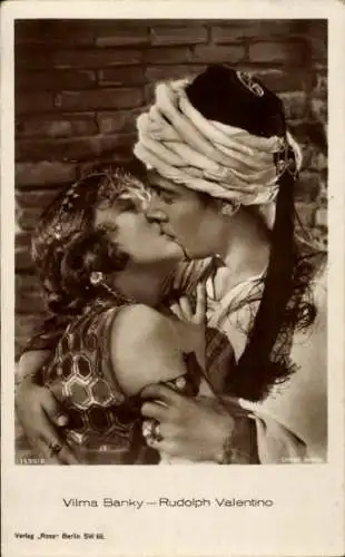 Ak Schauspieler Rudolph Valentino, Schauspielerin Vilma Banky, Kussszene