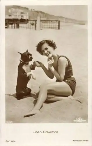 Ak Schauspielerin Joan Crawford, mit Hund am Strand