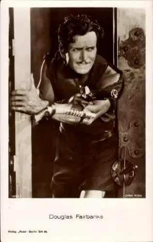 Ak Schauspieler Douglas Fairbanks, Portrait, Pistole, Filmszene, Ross Verlag