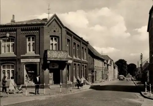 Ak Schönberg in Mecklenburg, Ernst Thälmann Straße, Buchladen Emil Hempel