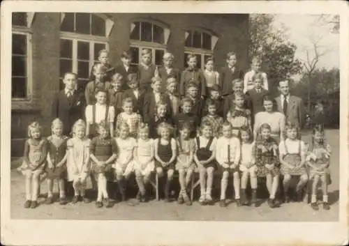 Foto Ak Kirch Jesar in Mecklenburg, Klassenpaortrait an der Grundschule