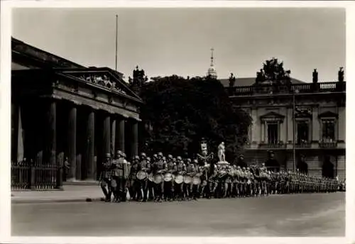 Ak Berlin Mitte, Unter den Linden, Aufzug der Wache vor dem Ehrenmal