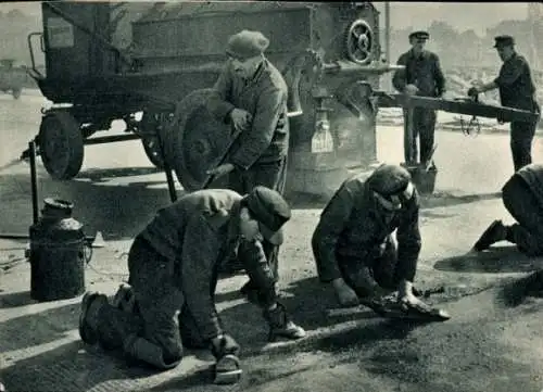 Ak Berlin Mitte, Asphaltarbeiter bei der Arbeit, DDR, Asphaltmischer