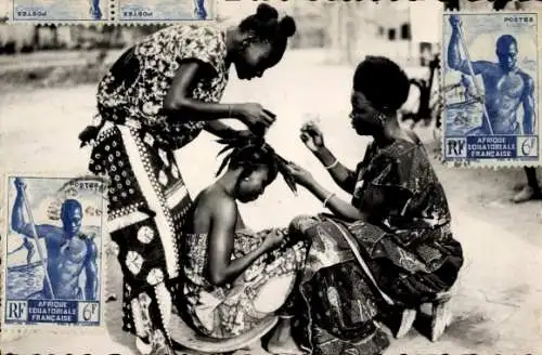 Foto Ak Drei afrikanische Frauen bei der Haarpflege