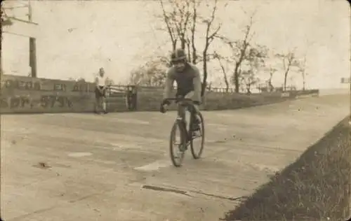 Foto Ak Radrennfahrer Rudi auf der Radrennbahn, Magdeburg 7.1.1930