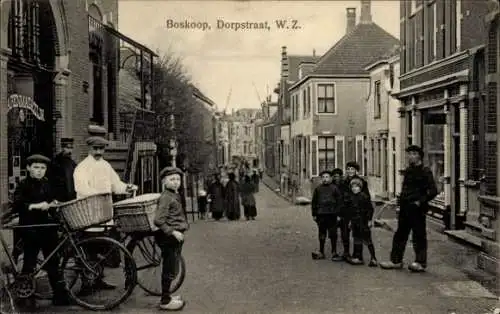 Ak Boskoop Alphen aan den Rijn Südholland Niederlande, Dorpstraat, Anwohner, Fahrräder