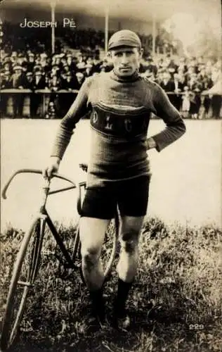 Ak Radrennfahrer Joseph Pé, Standportrait, Fahrrad, Zuschauertribüne im Hintergrund