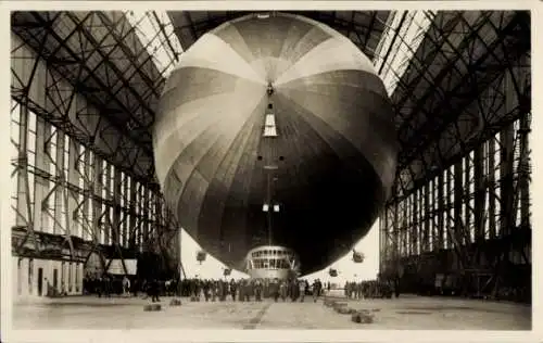 Ak Friedrichshafen am Bodensee, Luftschiff LZ 127 Graf Zeppelin, Einbringen in die Luftschiffhalle