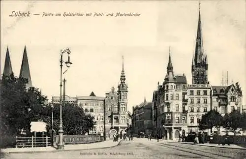 Ak Lübeck, am Holstentor mit Petrikirche und Marienkirche